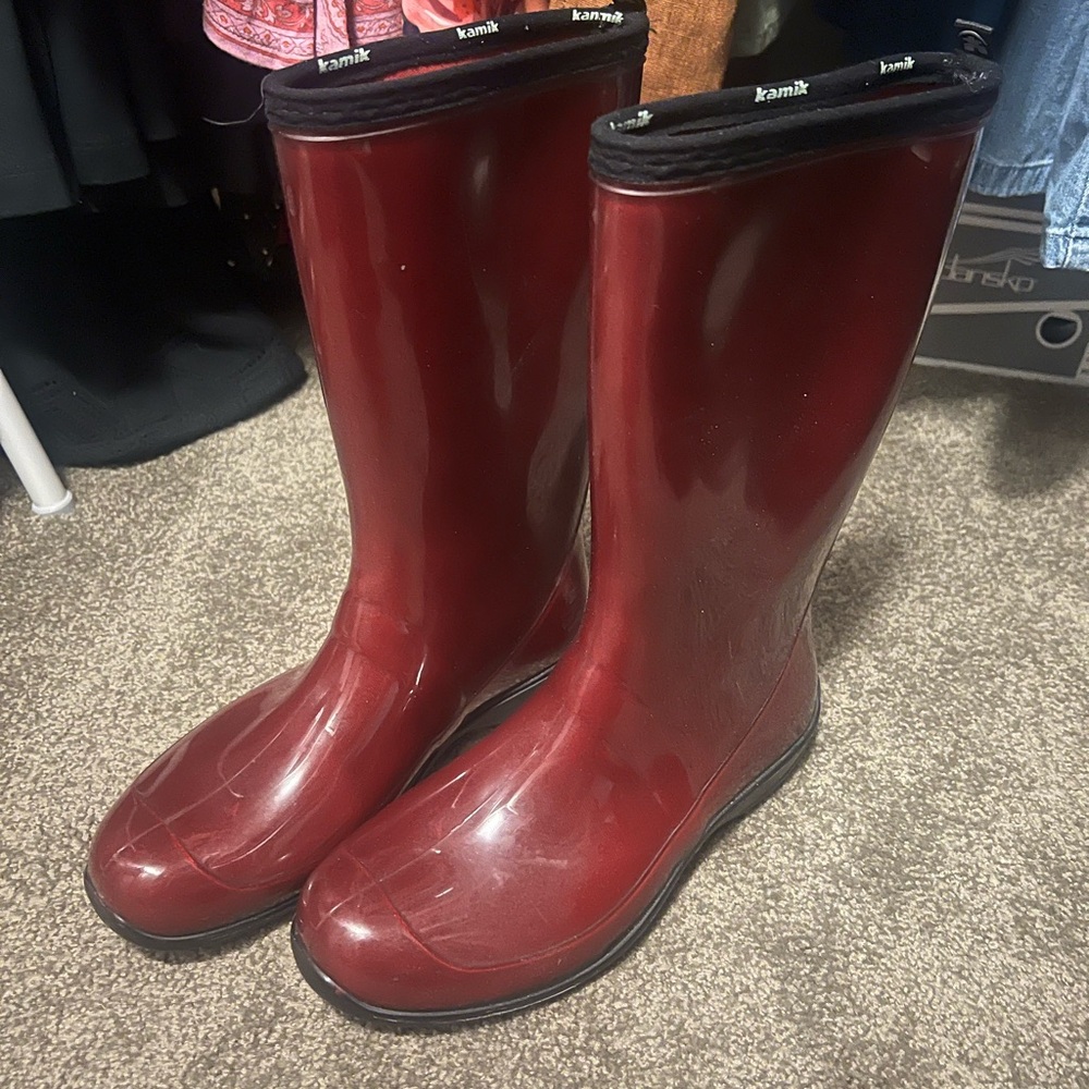 Kamik Heidi size 9 dark red rain boots. very gently used, excellent condition.